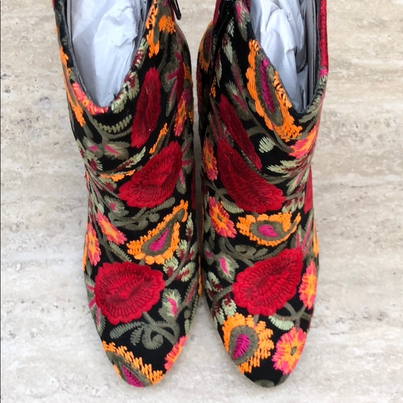 ***8.5 LAST PAIR!!!*** Embroidered Bootie NIB - Picture 8 of 8